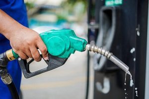 Mỗi lít xăng giảm hơn 1.000 đồng, dầu tăng giá